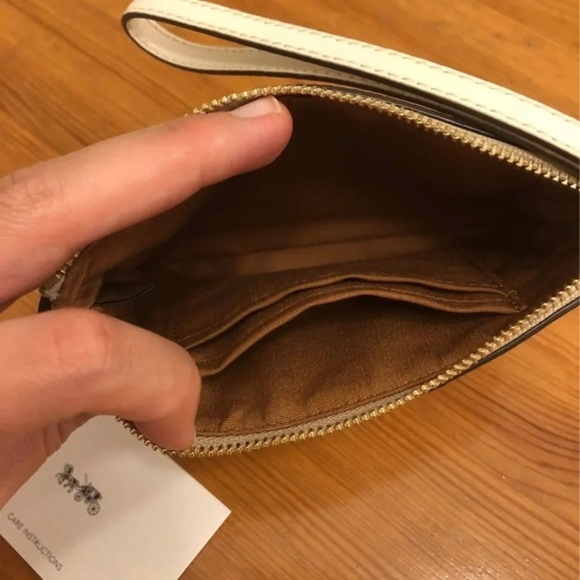 Coach zip wristlet in signature canvas - Picture 2 of 4